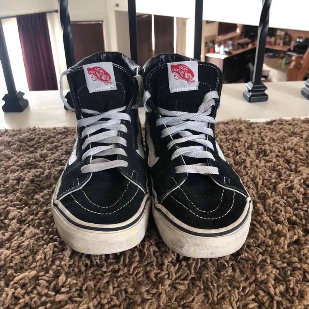 Black hightop converse.